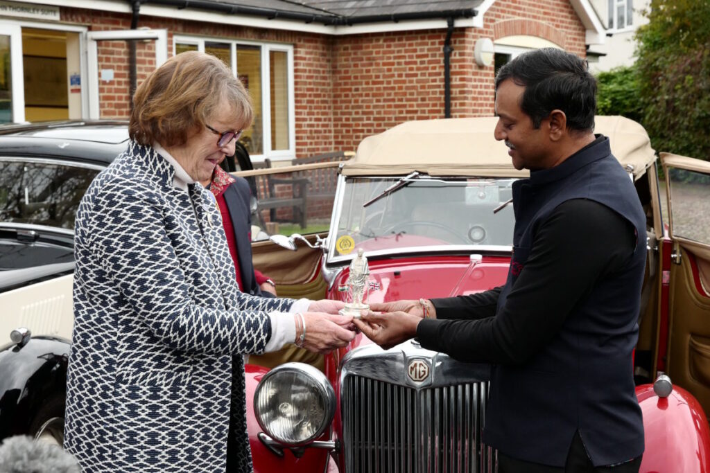Daman Thakore presenting Mrs Felicity Dick, Deputy Lieutenant of Oxfordshire, with the Sardar Patel Statue of Unity